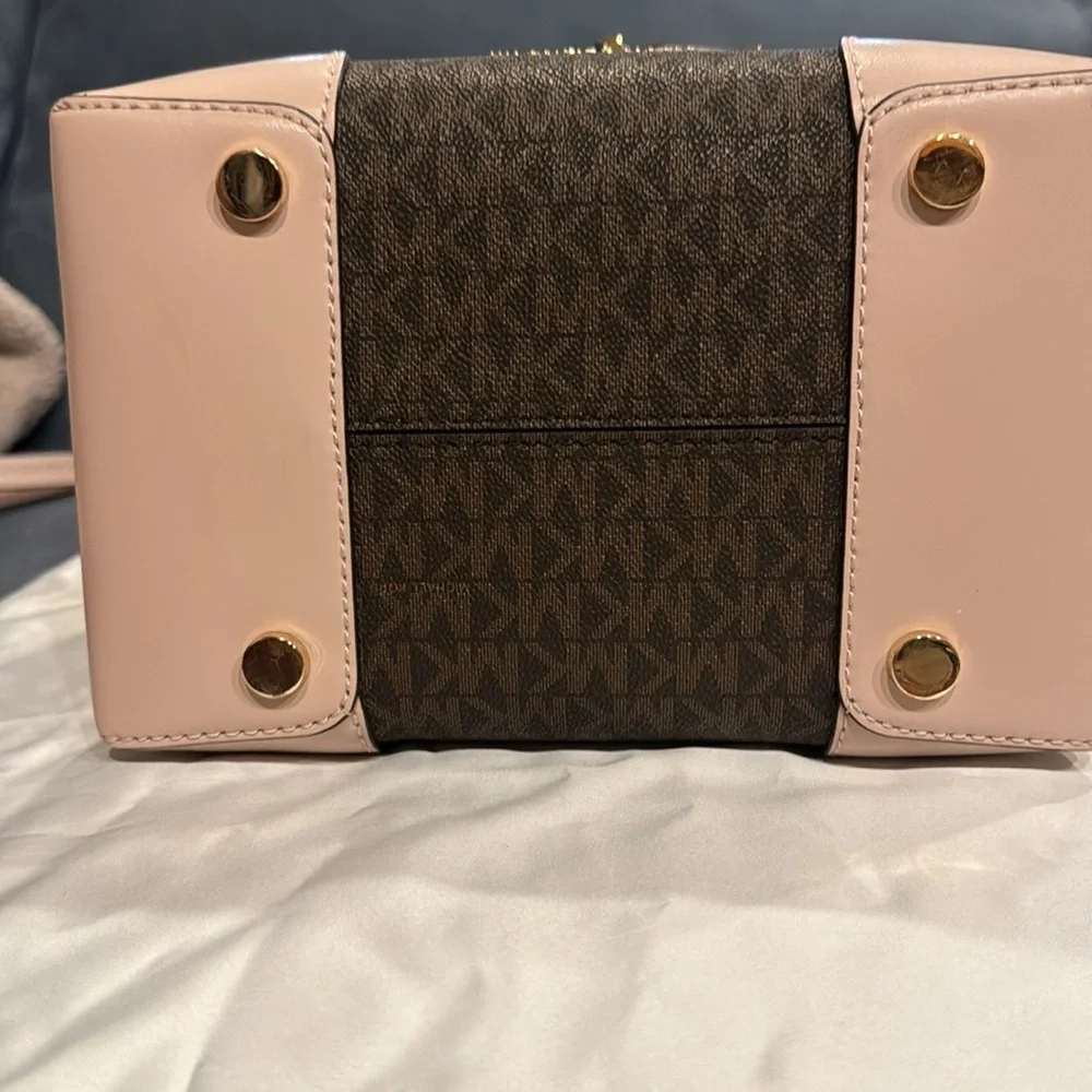 Michael Kors Bucket Bag - Picture 4 of 8